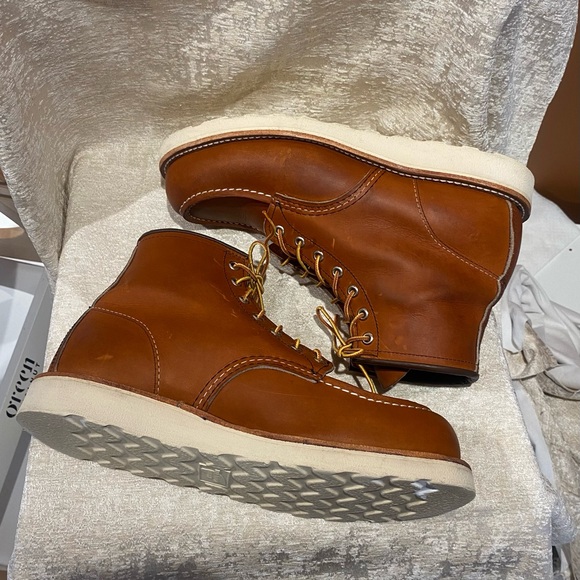 Red Wing Classic Moc Men’s boot in Oro - Picture 3 of 11